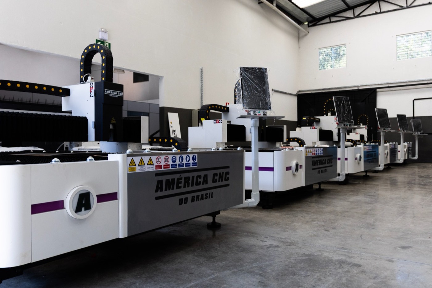 Fila de máquinas de corte a laser America CNC no showroom